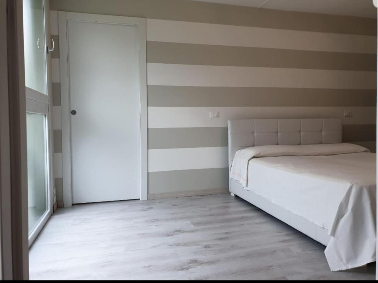 Holiday Apartaments デセンツァーノ・デル・ガルダ エクステリア 写真